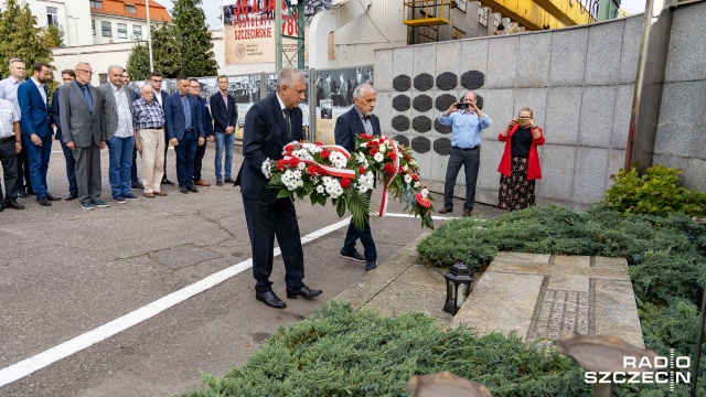 Fot. Robert Stachnik [Radio Szczecin] Politycy PO złożyli kwiaty przy bramie Stoczni Szczecińskiej [ZDJĘCIA]