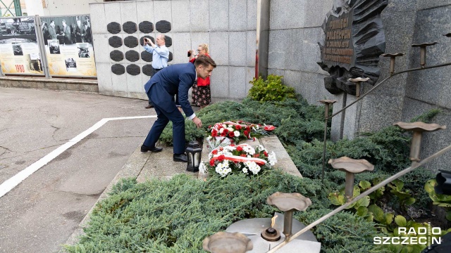 Fot. Robert Stachnik [Radio Szczecin] Politycy PO złożyli kwiaty przy bramie Stoczni Szczecińskiej [ZDJĘCIA]