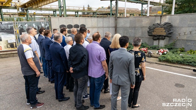 Fot. Robert Stachnik [Radio Szczecin] Politycy PO złożyli kwiaty przy bramie Stoczni Szczecińskiej [ZDJĘCIA]