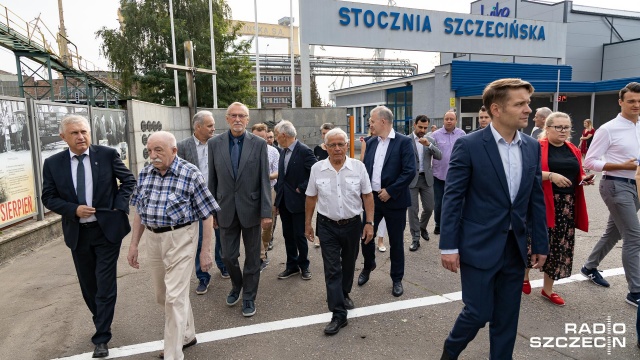 Fot. Robert Stachnik [Radio Szczecin] Politycy PO złożyli kwiaty przy bramie Stoczni Szczecińskiej [ZDJĘCIA]