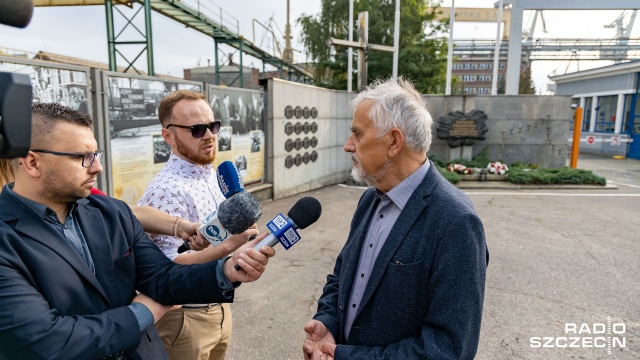 Fot. Robert Stachnik [Radio Szczecin] Politycy PO złożyli kwiaty przy bramie Stoczni Szczecińskiej [ZDJĘCIA]