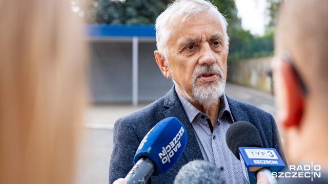 Fot. Robert Stachnik [Radio Szczecin] Politycy PO złożyli kwiaty przy bramie Stoczni Szczecińskiej [ZDJĘCIA]