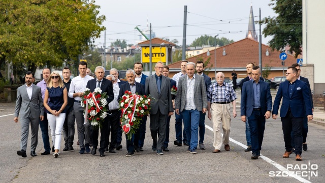 Fot. Robert Stachnik [Radio Szczecin] Politycy PO złożyli kwiaty przy bramie Stoczni Szczecińskiej [ZDJĘCIA]
