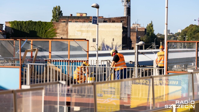 Rozpoczął się remont peronu 4. i fragmentu kładki od ul. Czarnieckiego. Prace obejmują m.in. montaż wind i nowej nawierzchni. Fot. Robert Stachnik [Radio Szczecin] Koniec remontu peronu 3. dworca Szczecin Główny [WIDEO, ZDJĘCIA]