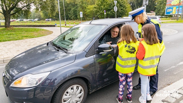 Fot. Robert Stachnik [Radio Szczecin] Dzieci wspierały policjantów w akcji na szczecińskich ulicach [WIDEO, ZDJĘCIA]