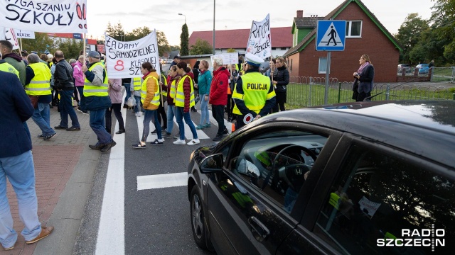 "Kochamy naszą szkołę" - pod takim hasłem trwa protest w Pilchowie. Fot. Robert Stachnik [Radio Szczecin] Protest rodziców w Pilchowie [WIDEO, ZDJĘCIA]