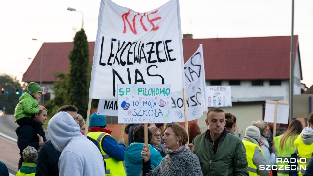 "Kochamy naszą szkołę" - pod takim hasłem trwa protest w Pilchowie. Fot. Robert Stachnik [Radio Szczecin] Protest rodziców w Pilchowie [WIDEO, ZDJĘCIA]