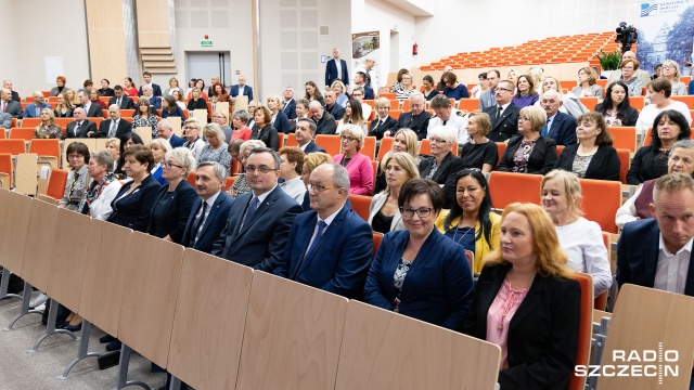 Na Wydziale Elektrycznym Zachodniopomorskiego Uniwersytetu Technologicznego, medale wręczył wiceminister edukacji, Maciej Kopeć. Fot. Robert Stachnik [Radio Szczecin] Szczecińskie obchody Dnia Edukacji Narodowej [ZDJĘCIA]