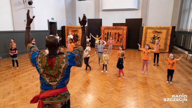 Dzieci podzielone na dwie grupy uczyły się Joli - tańca pochodzącego z Afryki Zachodniej. Fot. Robert Stachnik [Radio Szczecin] Warsztaty Tańca Afrykańskiego w Pałacu Młodzieży [WIDEO, ZDJĘCIA]
