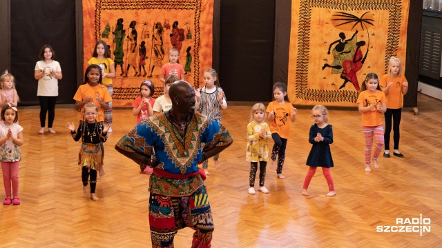 Dzieci podzielone na dwie grupy uczyły się Joli - tańca pochodzącego z Afryki Zachodniej. Fot. Robert Stachnik [Radio Szczecin] Warsztaty Tańca Afrykańskiego w Pałacu Młodzieży [WIDEO, ZDJĘCIA]