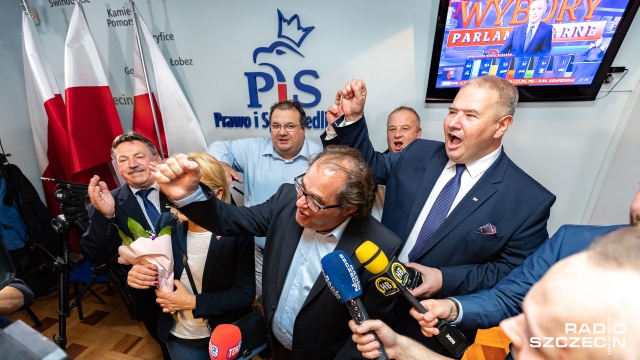 Fot. Robert Stachnik [Radio Szczecin] Relacja ze szczecińskiej siedziby PiS po ogłoszeniu wyników exit poll [DUŻO ZDJĘĆ]