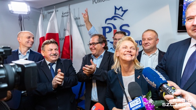 Fot. Robert Stachnik [Radio Szczecin] Relacja ze szczecińskiej siedziby PiS po ogłoszeniu wyników exit poll [DUŻO ZDJĘĆ]