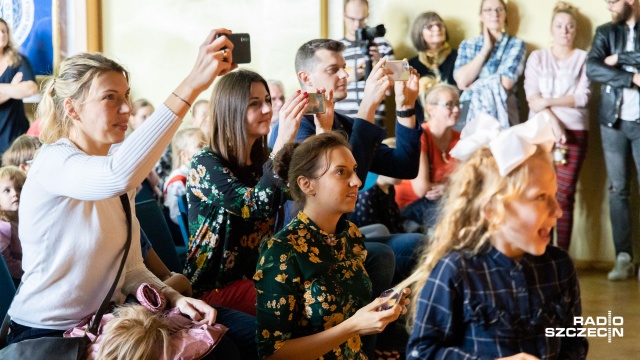 Fot. Robert Stachnik [Radio Szczecin] Przedszkolaki śpiewają "Szarą piechotę". Festiwal niepodległościowy w Szczecinie [ZDJĘCIA]