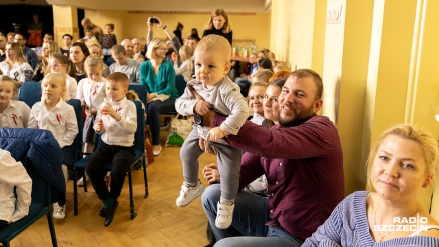 Fot. Robert Stachnik [Radio Szczecin] Przedszkolaki śpiewają "Szarą piechotę". Festiwal niepodległościowy w Szczecinie [ZDJĘCIA]