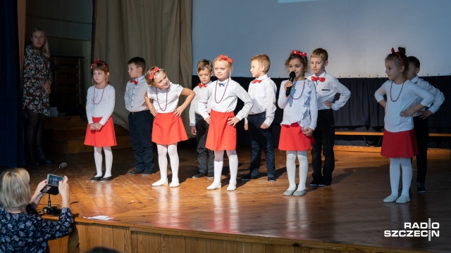 Fot. Robert Stachnik [Radio Szczecin] Przedszkolaki śpiewają "Szarą piechotę". Festiwal niepodległościowy w Szczecinie [ZDJĘCIA]