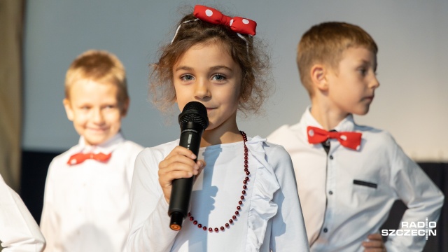 Fot. Robert Stachnik [Radio Szczecin] Przedszkolaki śpiewają "Szarą piechotę". Festiwal niepodległościowy w Szczecinie [ZDJĘCIA]