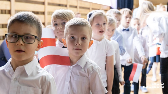 Fot. Robert Stachnik [Radio Szczecin] Przedszkolaki śpiewają "Szarą piechotę". Festiwal niepodległościowy w Szczecinie [ZDJĘCIA]