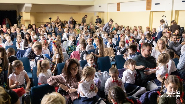 Fot. Robert Stachnik [Radio Szczecin] Przedszkolaki śpiewają "Szarą piechotę". Festiwal niepodległościowy w Szczecinie [ZDJĘCIA]
