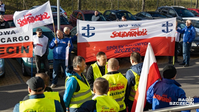 Fot. Robert Stachnik [Radio Szczecin] "Pracownicy to też ludzie!" Protest pod szczecińskim ZWiK-iem [WIDEO, ZDJĘCIA]