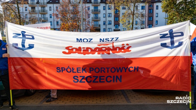 Fot. Robert Stachnik [Radio Szczecin] "Pracownicy to też ludzie!" Protest pod szczecińskim ZWiK-iem [WIDEO, ZDJĘCIA]