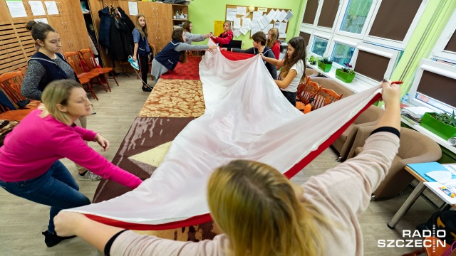 Fot. Robert Stachnik [Radio Szczecin] Uczniowie przygotowują olbrzymią flagę na Święto Niepodległości [WIDEO, ZDJĘCIA]