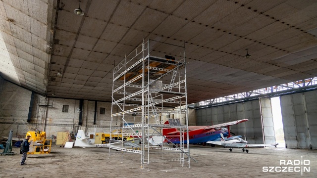 Fot. Robert Stachnik [Radio Szczecin] Kończy się remont stuletniego hangaru Aeroklubu w Dąbiu [WIDEO, ZDJĘCIA]