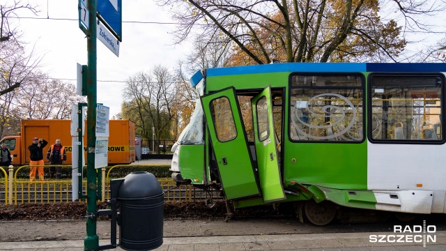 Fot. Robert Stachnik [Radio Szczecin] Zderzenie tramwajów na ul. Żołnierskiej. Są ranni [WIDEO, ZDJĘCIA]
