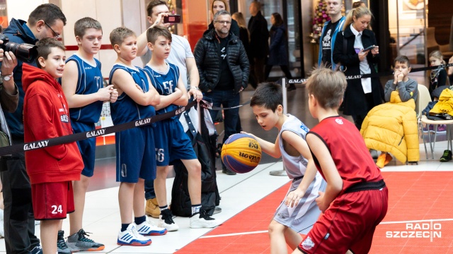 Święto koszykówki w Centrum Handlowym Galaxy potrwa do niedzieli. Fot. Robert Stachnik [Radio Szczecin] Turniej koszykarski w środku galerii handlowej [WIDEO, ZDJĘCIA]