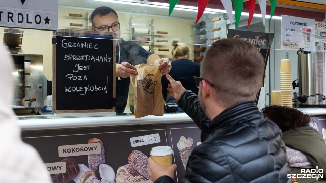 Na pl. Orła Białego, na kilkunastu straganach można spróbować potraw zza południowej granicy ale też kupić np. planszówki z "Krecikiem". Fot. Mateusz Papke [Radio Szczecin] Ostatni dzień Czeskiego Festiwalu w Szczecinie [ZDJĘCIA]