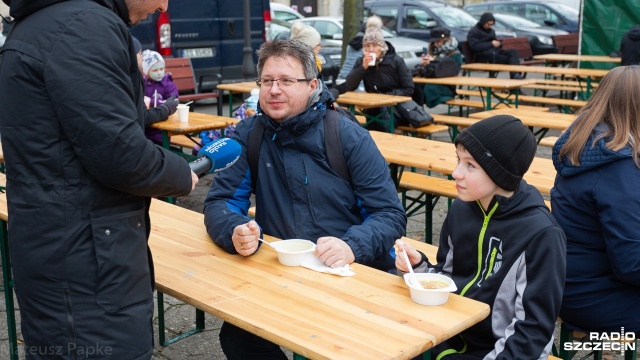 Na pl. Orła Białego, na kilkunastu straganach można spróbować potraw zza południowej granicy ale też kupić np. planszówki z "Krecikiem". Fot. Mateusz Papke [Radio Szczecin] Ostatni dzień Czeskiego Festiwalu w Szczecinie [ZDJĘCIA]