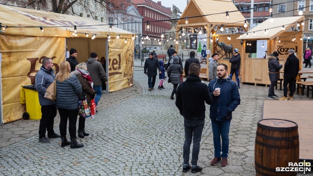 Na pl. Orła Białego, na kilkunastu straganach można spróbować potraw zza południowej granicy ale też kupić np. planszówki z "Krecikiem". Fot. Mateusz Papke [Radio Szczecin] Ostatni dzień Czeskiego Festiwalu w Szczecinie [ZDJĘCIA]