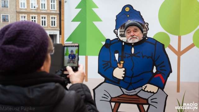 Na pl. Orła Białego, na kilkunastu straganach można spróbować potraw zza południowej granicy ale też kupić np. planszówki z "Krecikiem". Fot. Mateusz Papke [Radio Szczecin] Ostatni dzień Czeskiego Festiwalu w Szczecinie [ZDJĘCIA]