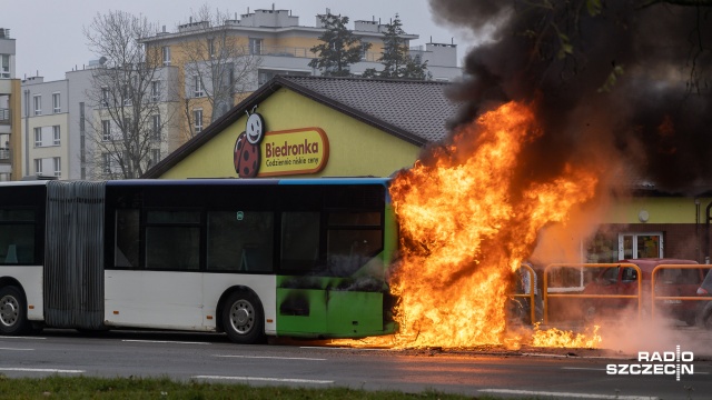 Fot. Robert Stachnik [Radio Szczecin] Pożar autobusu miejskiego na Ku Słońcu [WIDEO, ZDJĘCIA]