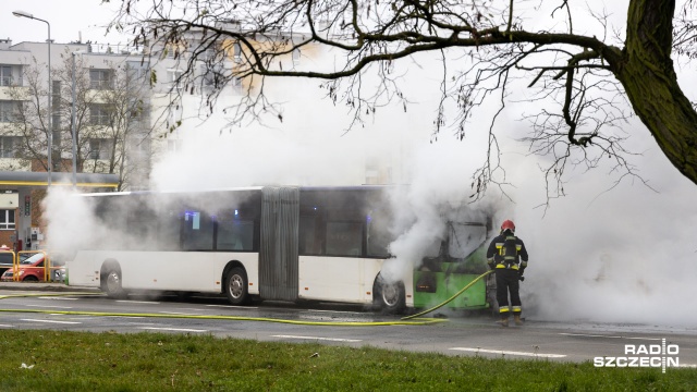 Fot. Robert Stachnik [Radio Szczecin] Pożar autobusu miejskiego na Ku Słońcu [WIDEO, ZDJĘCIA]