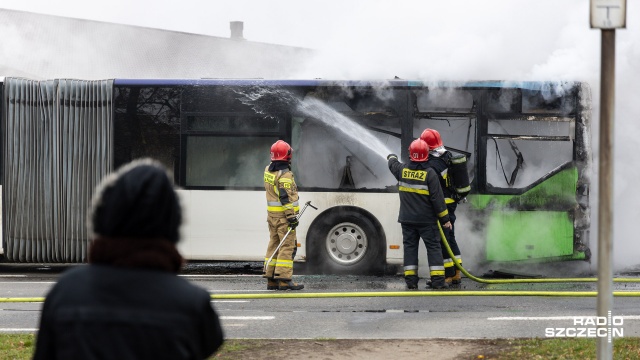 Fot. Robert Stachnik [Radio Szczecin] Pożar autobusu miejskiego na Ku Słońcu [WIDEO, ZDJĘCIA]