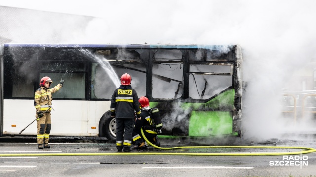 Fot. Robert Stachnik [Radio Szczecin] Pożar autobusu miejskiego na Ku Słońcu [WIDEO, ZDJĘCIA]