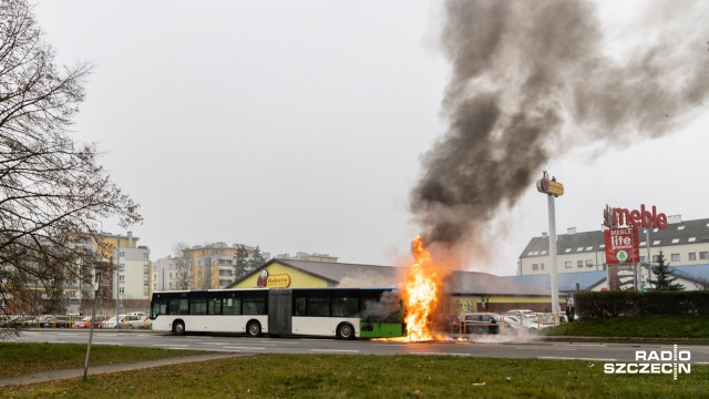 Fot. Robert Stachnik [Radio Szczecin] Pożar autobusu miejskiego na Ku Słońcu [WIDEO, ZDJĘCIA]
