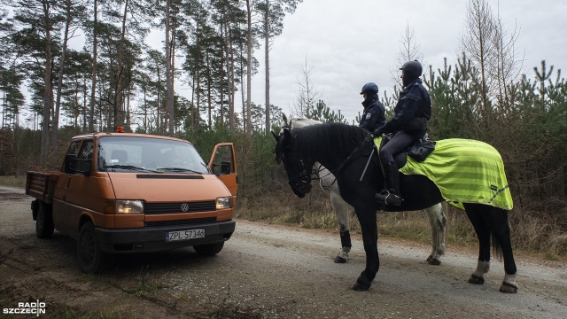 Fot. Wojciech Ochrymiuk [Radio Szczecin] Policja sprawdza samochody pod kątem kradzieży choinek z lasu [WIDEO, ZDJĘCIA]