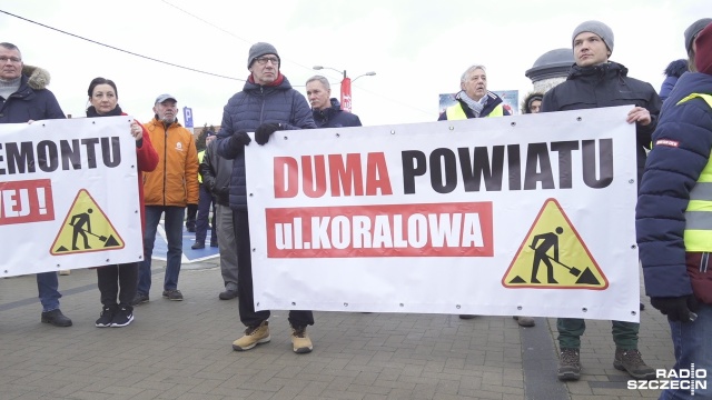 Fot. Maciej Papke [Radio Szczecin] Protest mieszkańców Bezrzecza. Żądają remontu drogi [WIDEO, ZDJĘCIA]