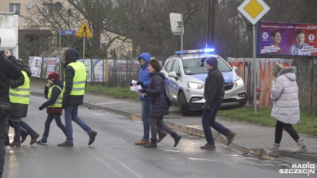 Fot. Maciej Papke [Radio Szczecin] Protest mieszkańców Bezrzecza. Żądają remontu drogi [WIDEO, ZDJĘCIA]