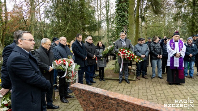 Fot. Robert Stachnik [Radio Szczecin] Grudzień'70 w Szczecinie. Rodziny i działacze opozycji antykomunistycznej upamiętnili ofiary [WIDEO, ZDJĘCIA]