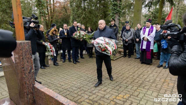 Fot. Robert Stachnik [Radio Szczecin] Grudzień'70 w Szczecinie. Rodziny i działacze opozycji antykomunistycznej upamiętnili ofiary [WIDEO, ZDJĘCIA]