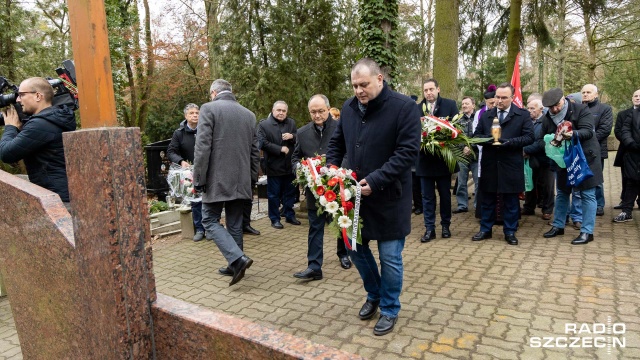 Fot. Robert Stachnik [Radio Szczecin] Grudzień'70 w Szczecinie. Rodziny i działacze opozycji antykomunistycznej upamiętnili ofiary [WIDEO, ZDJĘCIA]