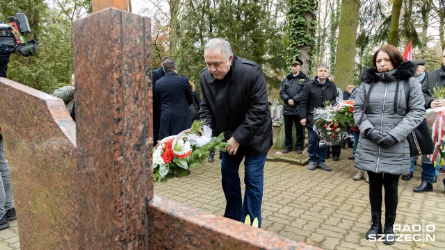 Fot. Robert Stachnik [Radio Szczecin] Grudzień'70 w Szczecinie. Rodziny i działacze opozycji antykomunistycznej upamiętnili ofiary [WIDEO, ZDJĘCIA]