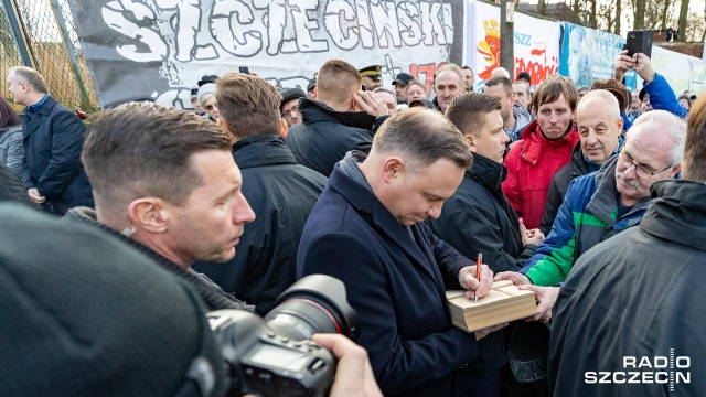 Fot. Robert Stachnik [Radio Szczecin] Prezydent Duda przy bramie stoczniowej. Rocznica Grudnia '70 w Szczecinie [WIDEO, DUŻO ZDJĘĆ]
