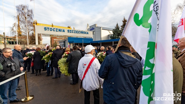Fot. Robert Stachnik [Radio Szczecin] Prezydent Duda przy bramie stoczniowej. Rocznica Grudnia '70 w Szczecinie [WIDEO, DUŻO ZDJĘĆ]