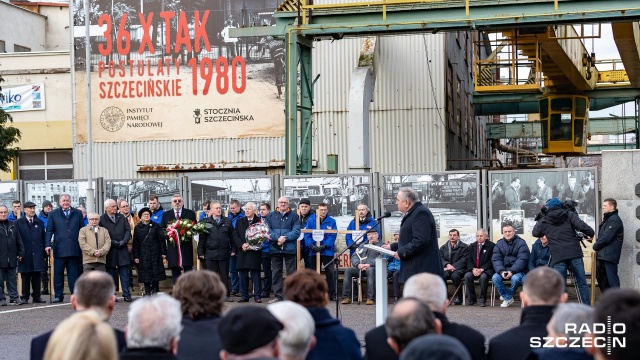 Fot. Robert Stachnik [Radio Szczecin] Prezydent Duda przy bramie stoczniowej. Rocznica Grudnia '70 w Szczecinie [WIDEO, DUŻO ZDJĘĆ]