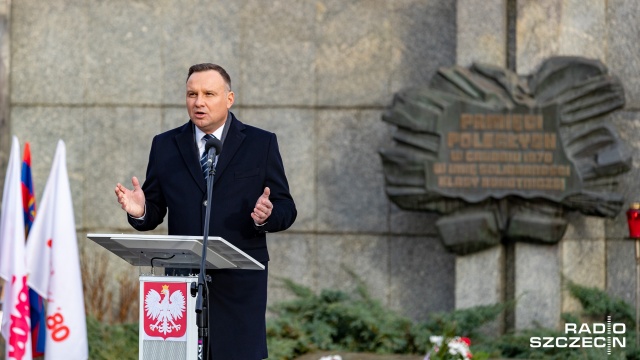 Fot. Robert Stachnik [Radio Szczecin] Prezydent Duda przy bramie stoczniowej. Rocznica Grudnia '70 w Szczecinie [WIDEO, DUŻO ZDJĘĆ]