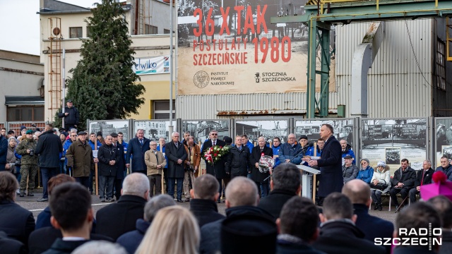 Fot. Robert Stachnik [Radio Szczecin] Prezydent Duda przy bramie stoczniowej. Rocznica Grudnia '70 w Szczecinie [WIDEO, DUŻO ZDJĘĆ]