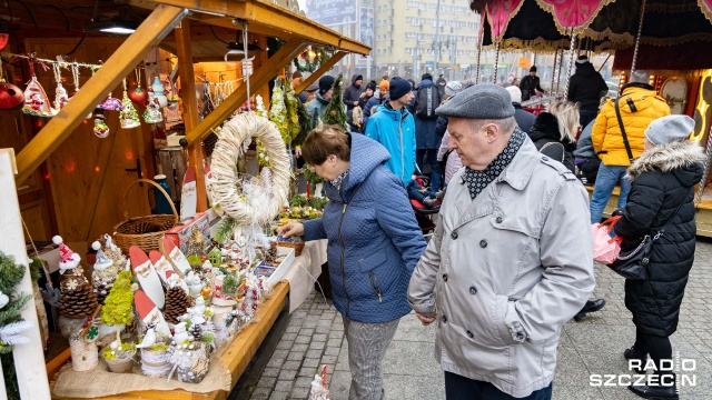 Fot. Robert Stachnik [Radio Szczecin] Ostatnia szansa na zakupy. Świąteczny jarmark dobiega końca [DUŻO ZDJĘĆ]